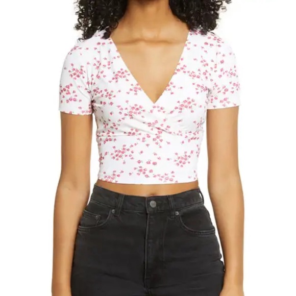 ⭐️ 5/$25 Ditzy Pink and White Floral Surplice Crop Top - Picture 2 of 3
